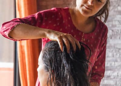 Massage du haut du corps : Shiroabhyanga et Shirodhara