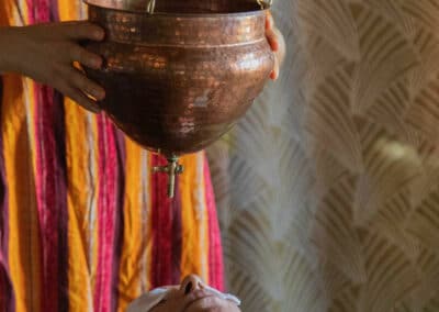 Shirodhara : Soin ayurvédique traditionnel avec un bol d'huile