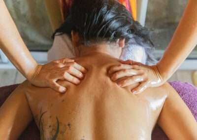 Photo d'un massage relaxant Grand Abhyangam avec manœuvres apaisantes