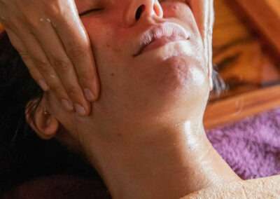Photo d'un Grand Abhyangam pendant le massage du visage