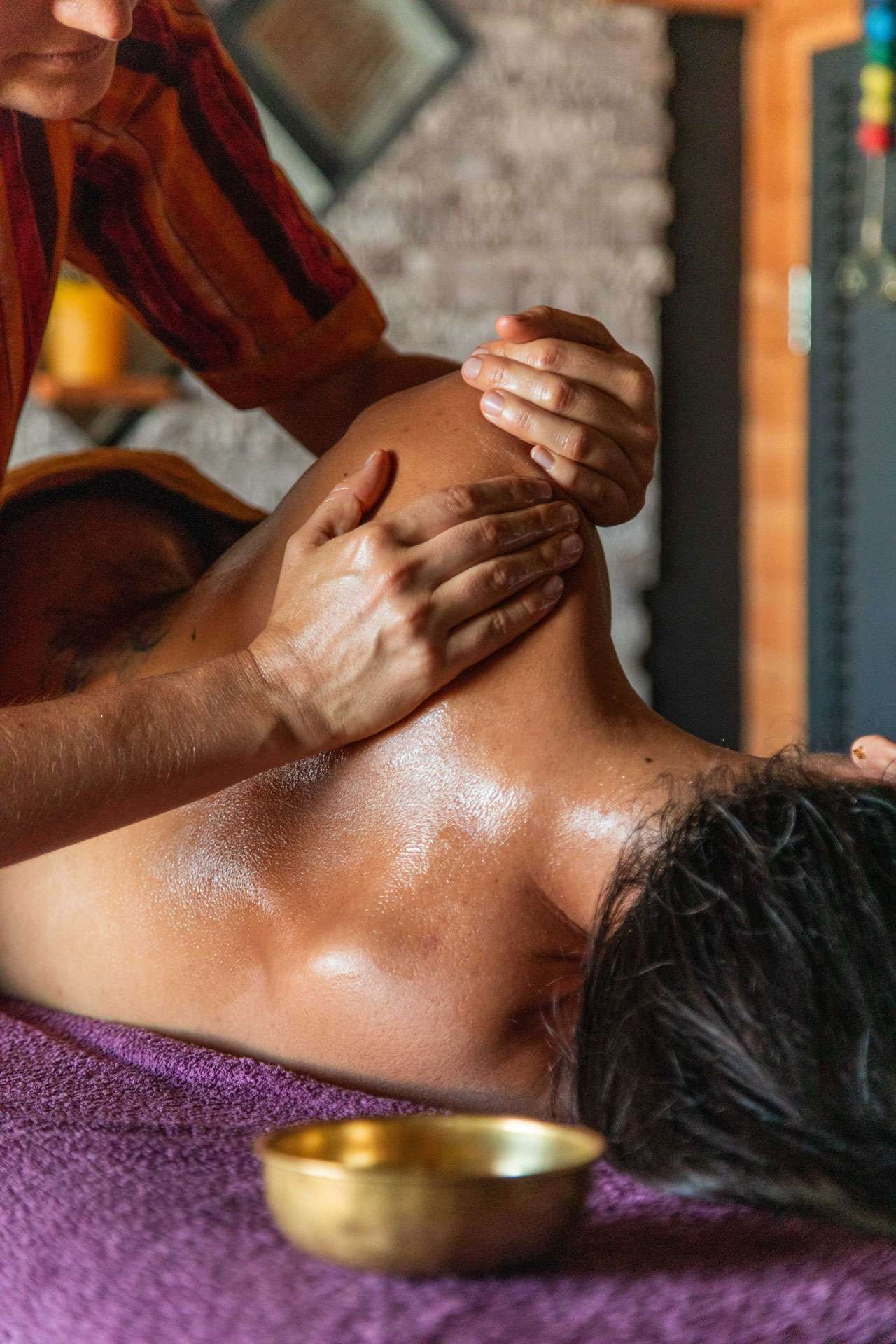 Massage ayurvédique saptasthiti allongé sur le côté